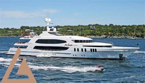 yacht-with-helicopter-pad,medium sized yacht with helicopter pad,thqmediumsizedyachtwithhelicopterpad